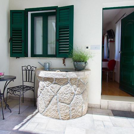 Apartments Petrinic Crnogaj Baska  Bagian luar foto