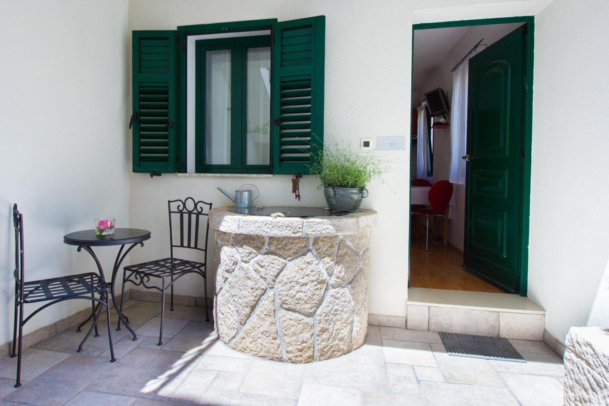 Apartments Petrinic Crnogaj Baska  Bagian luar foto