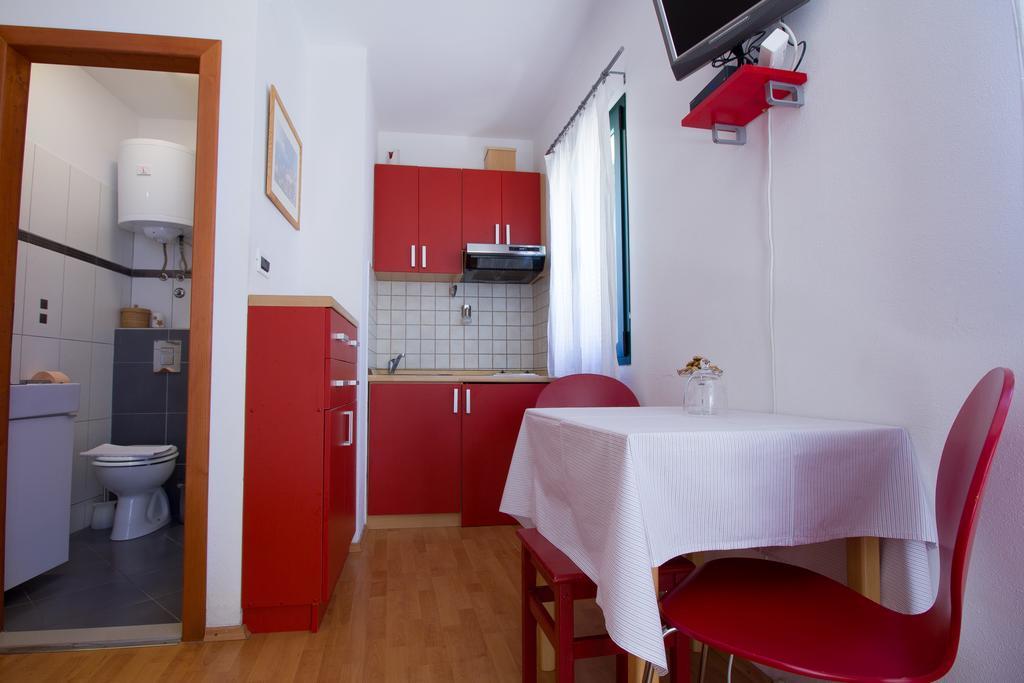 Apartments Petrinic Crnogaj Baska  Bagian luar foto